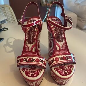 Stunning Dolce and Gabbana heels size 38 only worn 1 time.